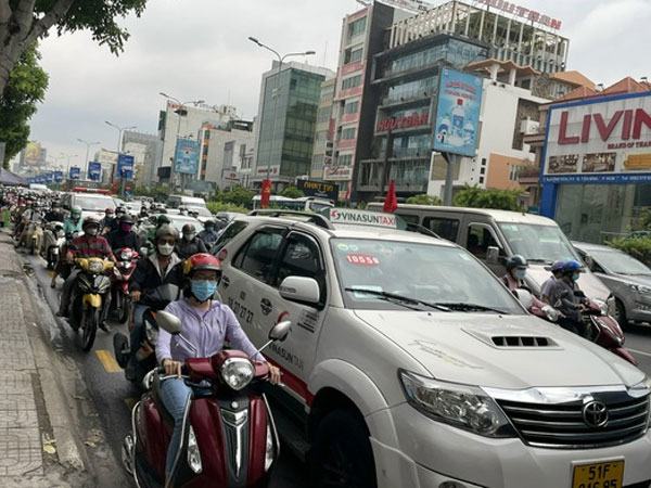 Ùn tắc nghiêm trọng tại TP HCM và Hà Nội ngày đầu nghỉ lễ 30-4, 1-5