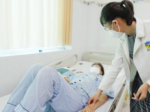 Mắc sốt xuất huyết sau bị nhiễm Covid-19, thiếu nữ nguy kịch