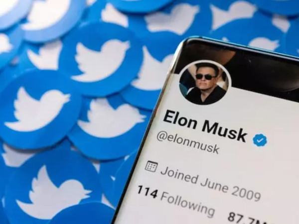 Tương lai mờ mịt, nhân viên Twitter trút giận lên CEO