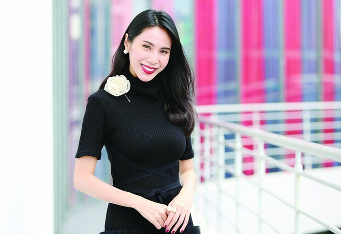 Thủy Tiên trở lại sân khấu sau ồn ào từ thiện, Công Vinh rạng rỡ đưa vợ đi diễn