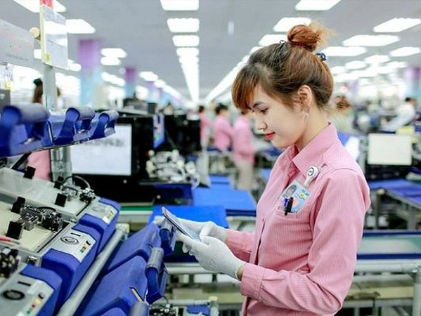 Chuyện cô gái không được nghỉ lễ ngày 30/4 và 1/5, lương cũng chẳng tăng: Dân tình tranh cãi gay gắt