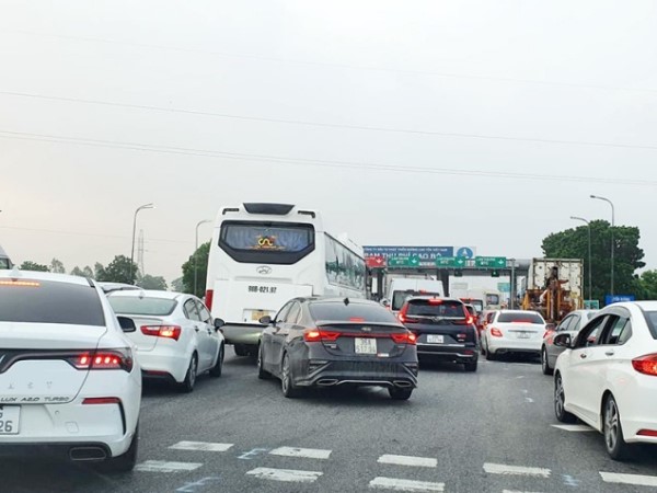 Ngày đầu nghỉ lễ: Nhiều trạm thu phí phải xả trạm