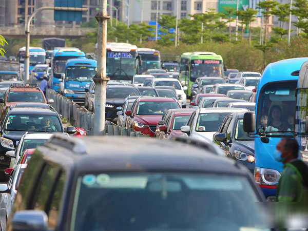 Chưa kết thúc nghỉ lễ, cửa ngõ Hà Nội đã ken đặc xe cộ