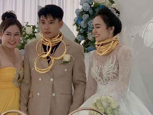 Cặp đôi gồng mình đeo 40 cây vàng, chú rể phụ vợ 'gánh' kiềng