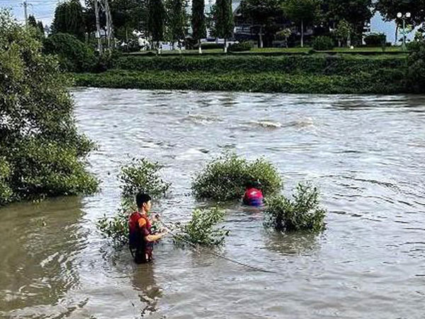Đi đá bóng trong ngày sinh nhật, 3 học sinh bị nước cuốn trôi