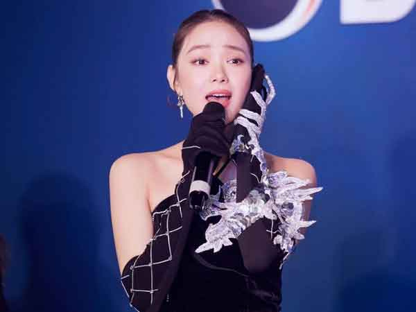 Gặp sự cố âm thanh trên sân khấu, Minh Hằng vẫn có cách xử lý đầy khéo léo ghi trọn điểm