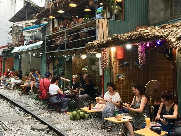 Phố đường tàu Hà Nội mở cửa trở lại: Khách Tây hào hứng, có người còn lên kế hoạch chụp cưới!