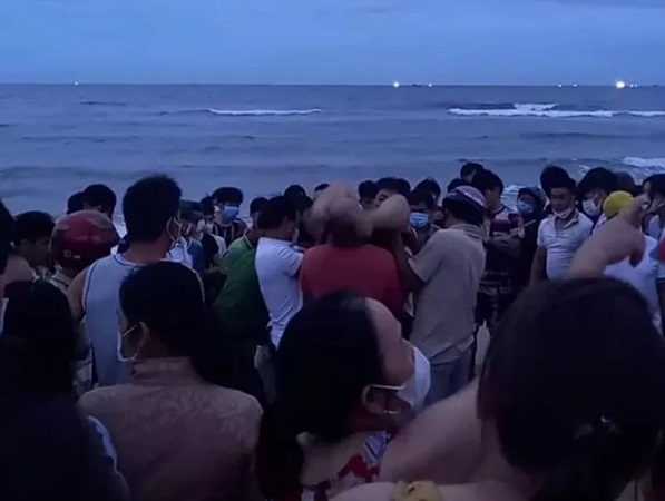 Trắng đêm tìm thi thể 3 thanh thiếu niên tắm biển bị sóng cuốn trôi mất tích