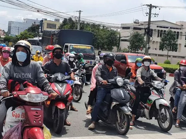 Người lao động ùn ùn trở lại làm việc sau kỳ nghỉ lễ dài