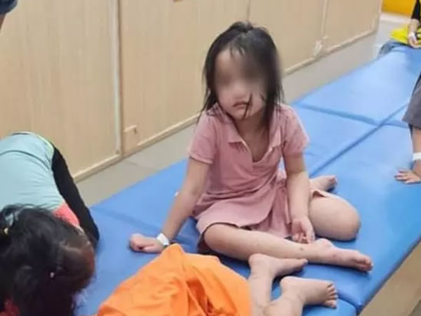 Xôn xao thông tin bố mẹ bỏ quên con ở khu vui chơi, hình ảnh 2 bé chờ đợi đến đói lả khiến cư dân mạng xót xa
