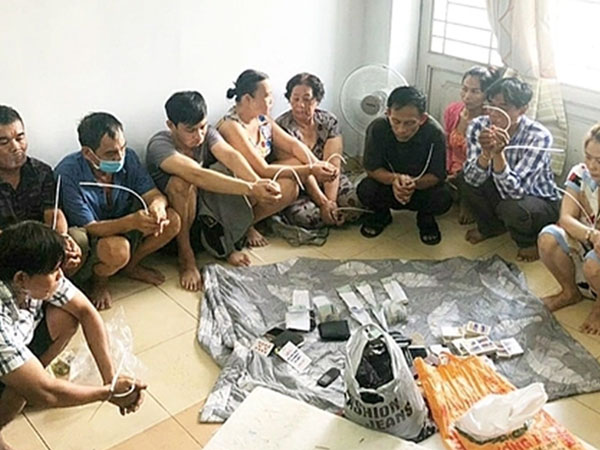 18 đối tượng thuê nhà nghỉ sát phạt thâu đêm