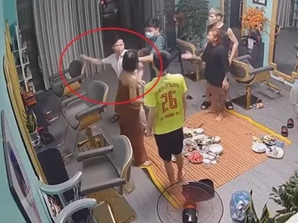 Tạm đình chỉ Phó trưởng công an phường để làm rõ thông tin xông vào nhà đánh phụ nữ