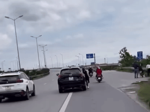 Vụ cô gái đánh đu bên cửa xe ô tô đang chạy và bị hất văng xuống đường: Có dấu hiệu tội giết người