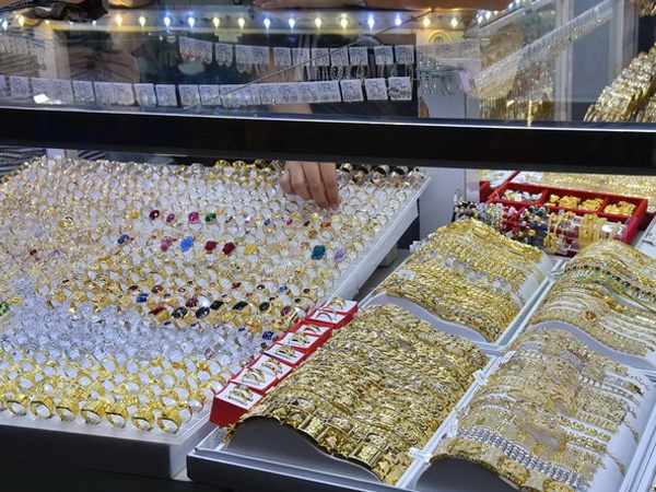 Giá vàng hôm nay 3-5: Giảm sốc khi dòng tiền dồn vào USD và trái phiếu Mỹ
