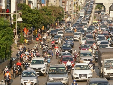 Hà Nội 'ngày trở lại', biển người chen chân dưới trời nắng gay gắt, quay về Thủ đô sau kỳ nghỉ lễ