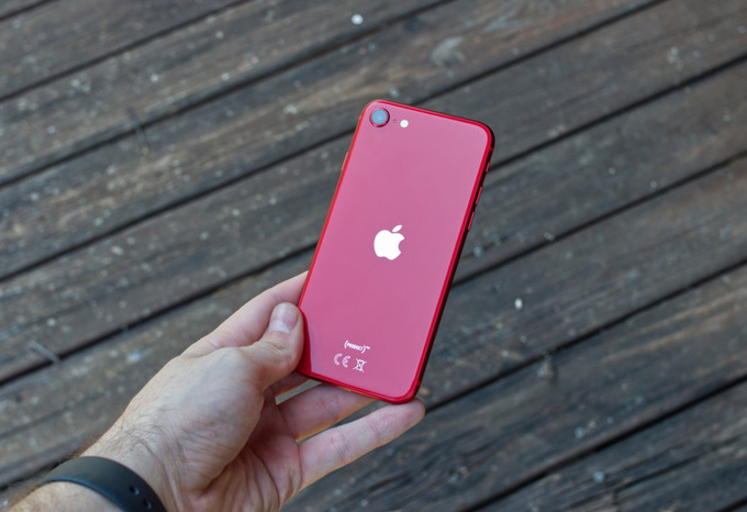 iPhone SE 2020 giá chưa đến 10.5 triệu đồng trong tháng 5/2022