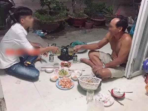 Ngồi chung bàn nhậu, bố vợ chân thành khuyên con rể đừng lấy vợ, 2 năm sau nam thanh niên mới cay đắng giác ngộ ra 'chân lý': 'Biết thế...'