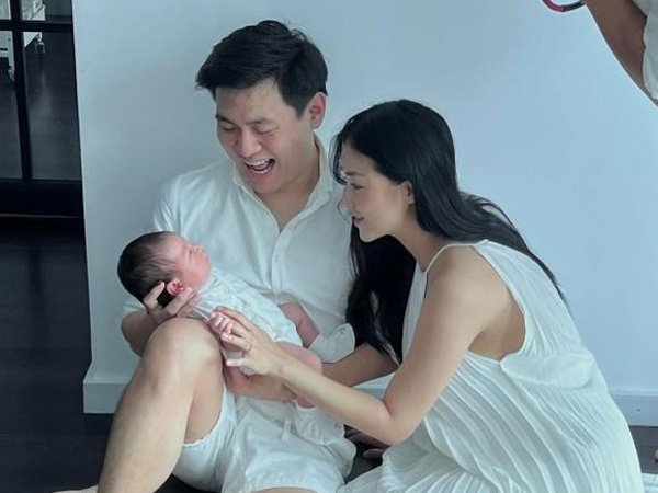 Salim và chồng thiếu gia làm tiệc đầy tháng cho ái nữ, nhóc tì lộ khung hình khóc nức nở cực yêu