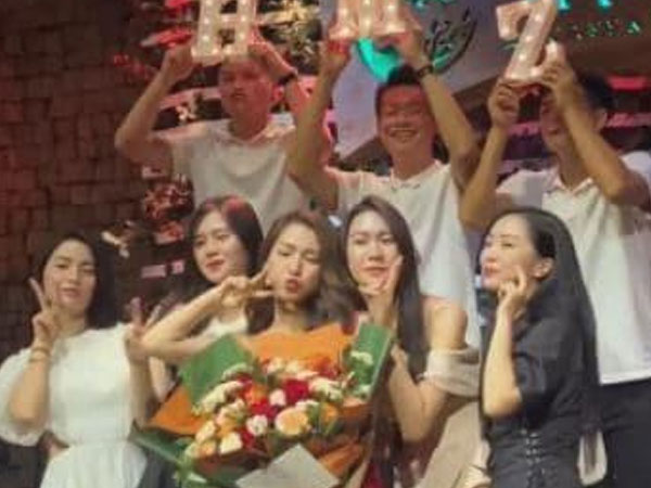 Hội nàng Wags nổi tiếng xuất hiện trong đêm nhạc của Hòa Minzy, Hà Đức Chinh và Thành Chung có hành động khiến dân tình phì cười