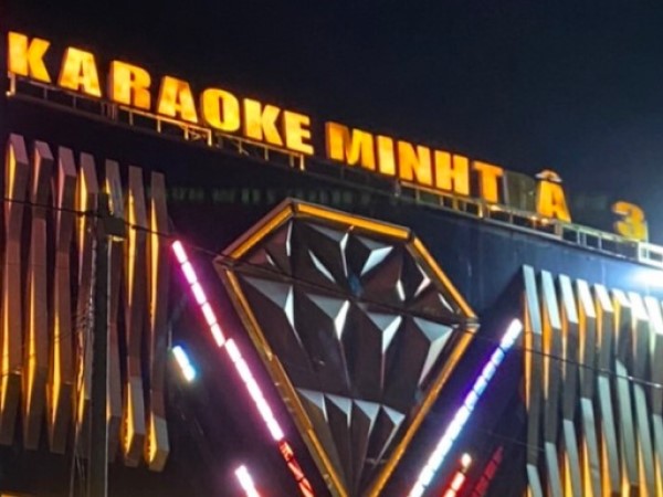 Bắt quản lý quán karaoke đánh đập, bắt nhốt khách hàng suốt 30 phút