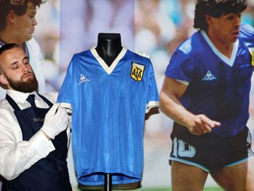 Áo đấu World Cup 1986 của Maradona được bán với giá kỷ lục
