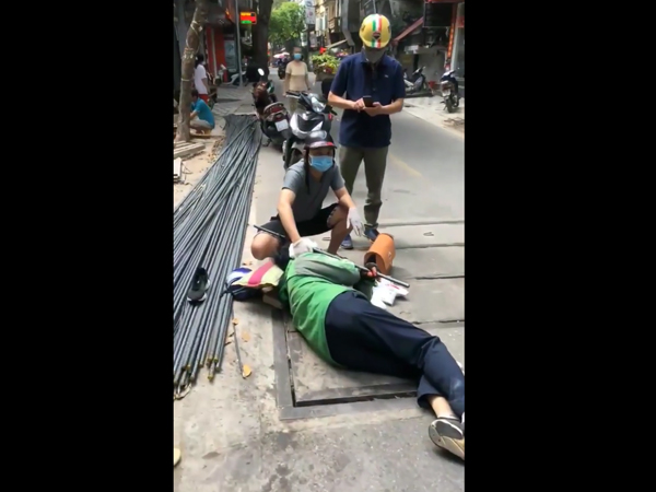 Video: Người đàn ông mặc áo Grab bị thanh sắt xây dựng rơi xiên qua đầu