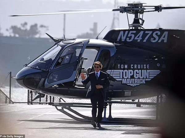 Tom Cruise ngồi trực thăng tới buổi công chiếu 'Top Gun: Maverick'