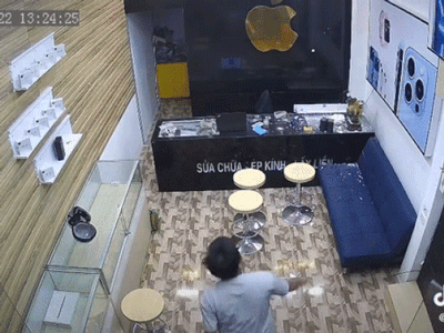 Trần nhà bỗng nhiên rung lắc như sắp sập, hai bố con bất ngờ đón một vị khách 'xuyên không'