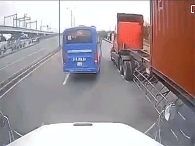 Clip ghi lại cảnh xe buýt chạy tốc độ cao, tạt đầu container gây xôn xao
