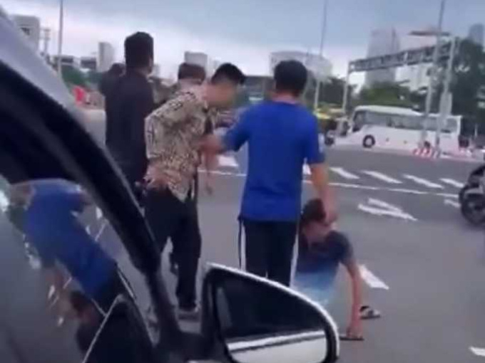 CLIP: Tài xế grab bị hành hung dã man sau va chạm giao thông