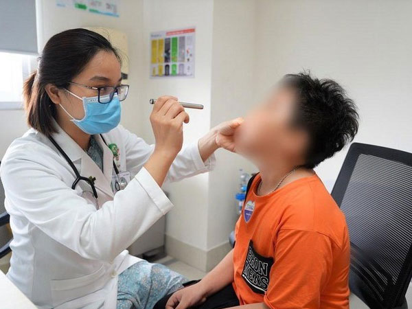 Bé trai 5 tuổi suốt mấy tháng thở ra mùi hôi thối vì nguyên nhân bất ngờ