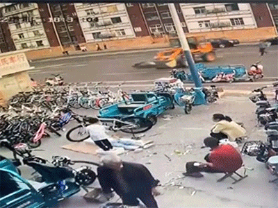 Video: Người cha nhanh như một tia chớp ném con trai ra khỏi vùng nguy hiểm khi 'máy xúc điên' càn quét