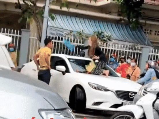 Xôn xao clip vợ chặn đầu xe, 'cố thủ' trên capo đánh ghen chồng 'đi đu đưa' cùng bồ nhí