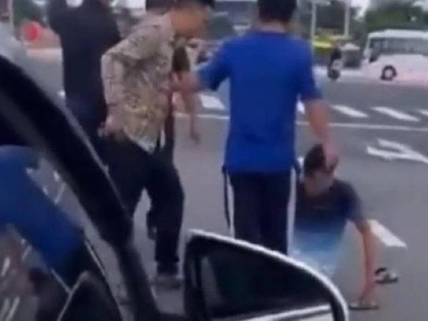 Truy tìm nhóm người hành hung tài xế ngay trên đường phố Đà Nẵng