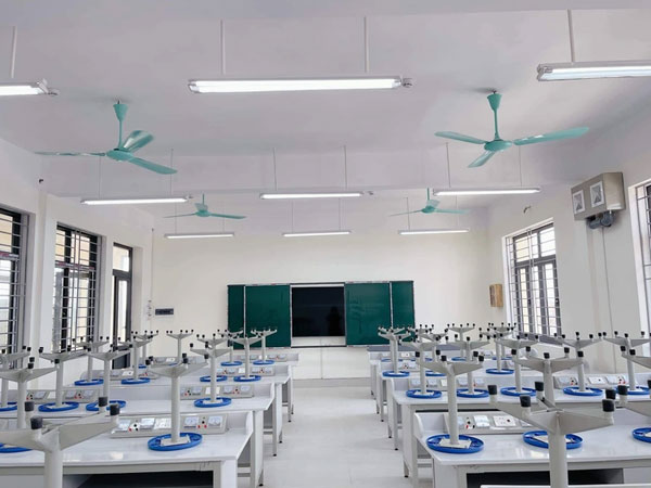 Đang trong giờ học, nữ sinh bất ngờ bị quạt trần rơi trúng, phải nhập viện khâu 5 mũi