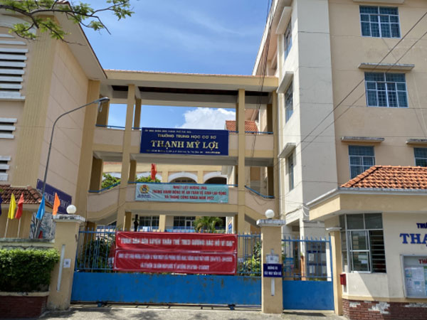 Đình chỉ thầy giáo bị tố cáo hôn trán, sờ lưng nữ sinh lớp 7