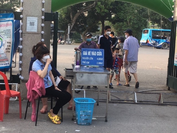 Nghịch lý: Thu phí 'quần dài', miễn phí 'quần đùi' ở Công viên Thống Nhất