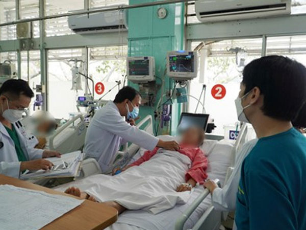 Tiêm chất làm thẳng chân hết 60 triệu, một phụ nữ bị tai biến nặng