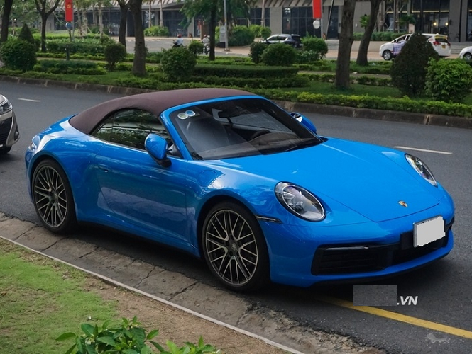 Ngắm Porsche 911 Carrera Cabriolet hơn 8 tỷ, "màu hiếm" tại Sài Gòn