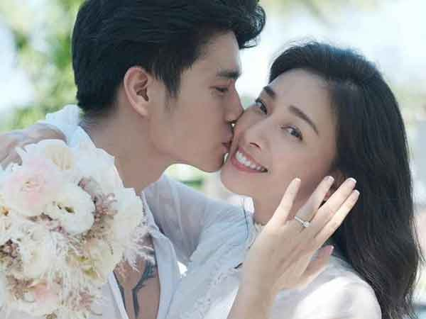 Ngô Thanh Vân và Huy Trần đích thân đón khách mời, còn phát 'cẩu lương' giữa sân bay
