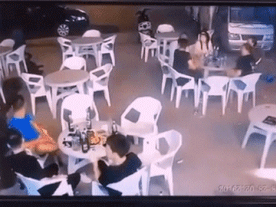 Clip: Ô tô phóng như tên lửa, đâm bay nhóm người ngồi trên vỉa hè