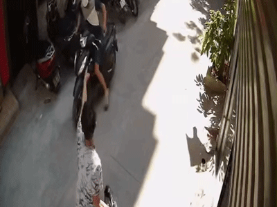 Clip: Bị bắt quả tang đang ăn trộm IC xe máy, kẻ gian 'lĩnh trọn' cú ném 'hiểm hóc' vào mặt