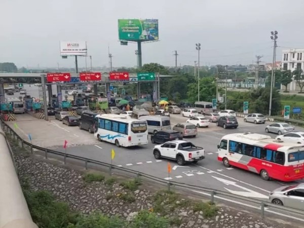 Ô tô dán thẻ thu phí tự động không nạp tiền, dừng xe trả phí gây ùn tắc