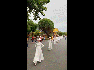 Clip: Áo dài xuống phố và màn 'catwalk' khiến dân tình tranh cãi dữ dội