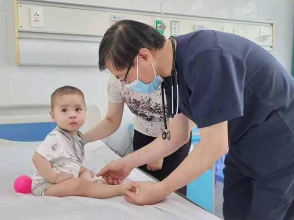 Hai biến chứng nguy hiểm của bệnh tay chân miệng, những dấu hiệu tuyệt đối không bỏ qua