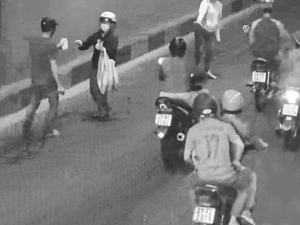 Đà Nẵng; Rơi tiền giữa đường, thanh niên được người đi đường nhặt giúp không thiếu một đồng