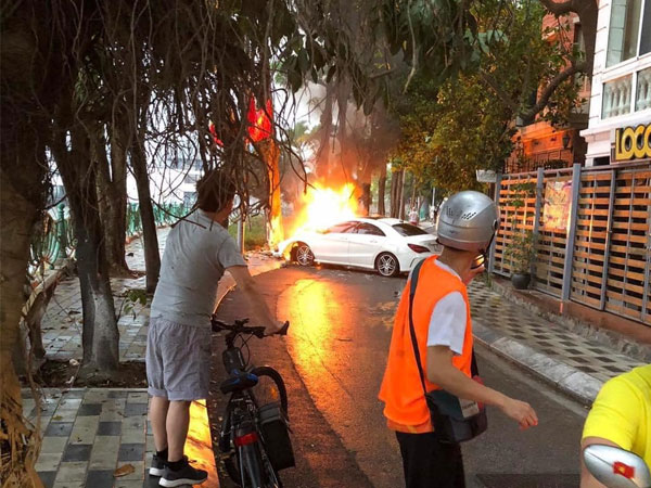 Xe sang Mercedes bốc cháy ven hồ Tây, phần đầu trơ khung