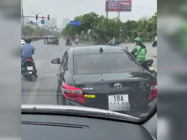 Kiên quyết không nhường đường cho xe cứu thương, tài xế phân trần: 'Tôi cũng chở người bệnh, nếu vượt đèn đỏ gây tai nạn ai chịu trách nhiệm?'