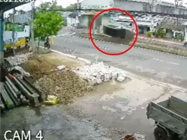Video: Ô tô 7 chỗ chở 4 trẻ em mất lái, bay lên dải phân cách đầy khó hiểu