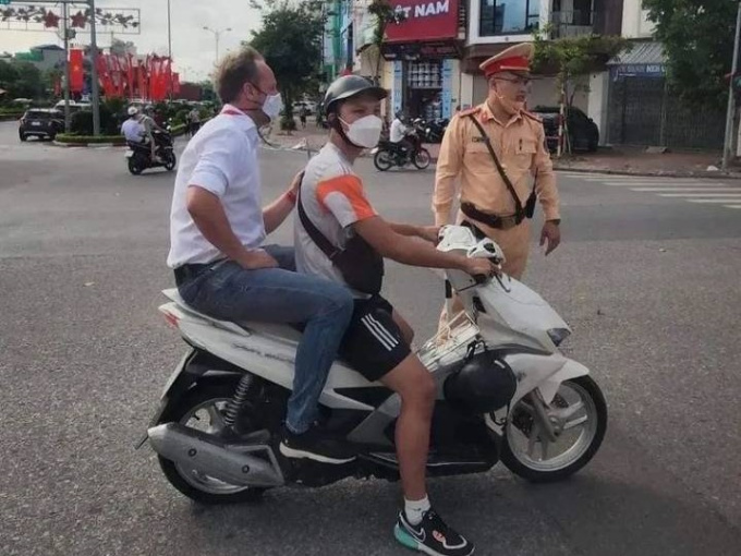 HLV Polking trần tình về chuyện 'bị cảnh sát giao thông Việt Nam bắt xe'